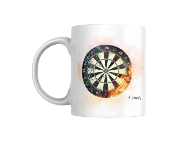 Weiße Keramiktasse mit realistischem Dart-Design. Die Tasse zeigt eine detaillierte Dartscheibe mit einem spektakulären Flammen-Effekt auf der rechten Seite und einem Wassereffekt auf der linken Seite. Unten ist ein personalisierter Name platziert. Perfek